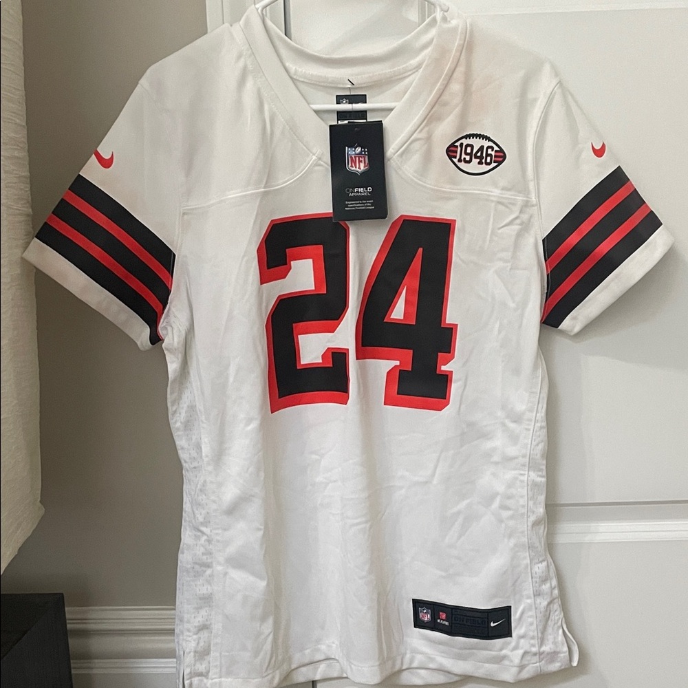 Nike Women's Cleveland browns Nick Chubb jersey also has a few pink blemishes